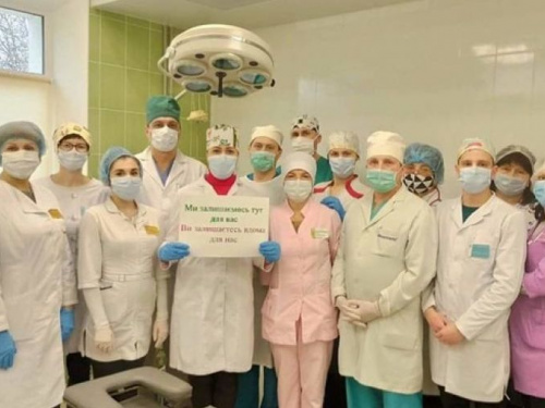 «Мы остаемся здесь ради вас»: медики Мариуполя присоединились к всемирному флешмобу (ФОТО)
