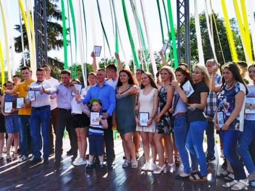 Детям-сиротам вручили ключи от 43 квартир в Мариуполе (ФОТО)