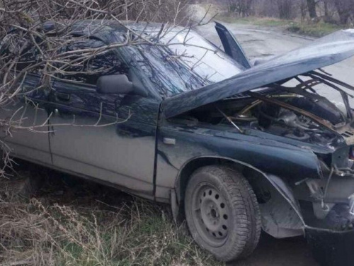 В Мариуполе легковушка развалилась, влетев в столб (ФОТО)