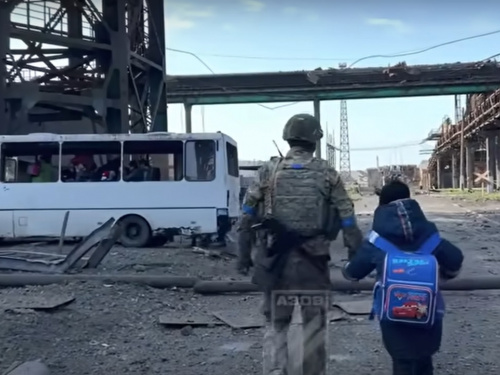 Сотні врятованих життів: в "Азові" вперше показали, як евакуювали цивільних з "Азовсталі"