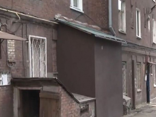 В Мариуполе жители старого дома почти неделю сидят без воды, пока их подвал затапливает (ФОТО)