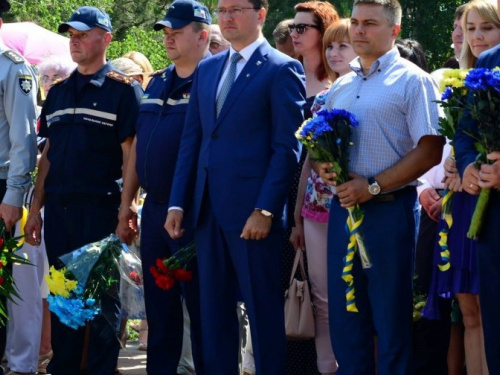 В Мариуполе состоялся мининг, посвященный Дню Конституции (ФОТО)