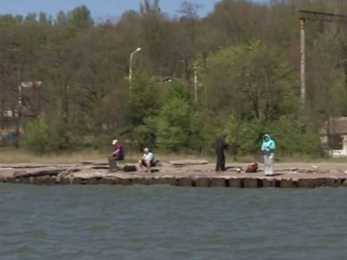 С начала апреля с морского дна в Мариуполе подняли 8 кубометров мусора (ФОТО)