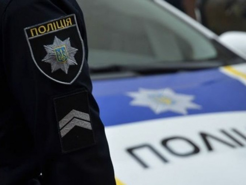 Мариупольчанин пытался взломать автомобиль, но не справился и просил помощи у бабушек (ВИДЕО)