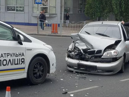 В центре Мариуполя столкнулись Mitsubishi и Daewoo. Пострадали два человека (ФОТО+ДОПОЛНЕНО)