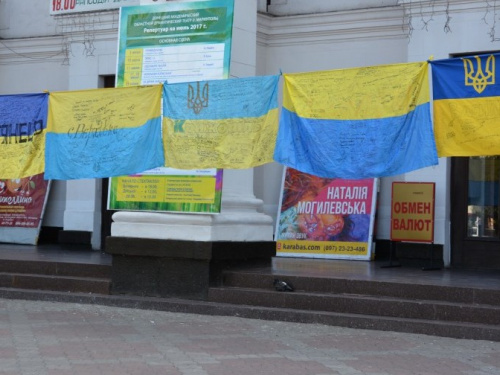 Флаги из 400 городов Украины вывесили в центре Мариуполя (ФОТО)