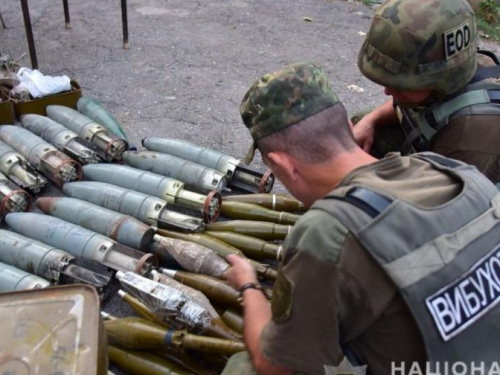 В Мариуполе добровольцы передали 10 тонн оружия украинским полицейским (ФОТО+ВИДЕО)