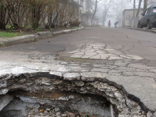 В Мариуполе на дороге образовался провал (ФОТОФАКТ)