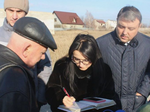 Передвижная эколаборатория в Мариуполе исследовала район асфальтобетонного завода (ФОТО)
