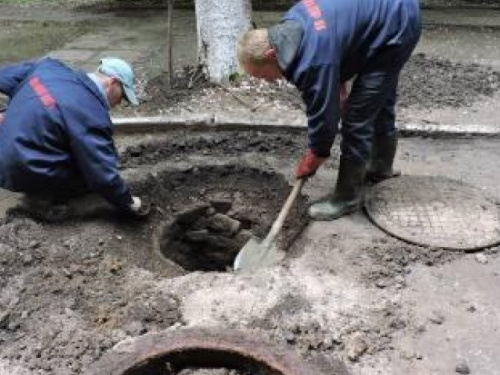 В Мариуполе начали бороться с открытыми люками