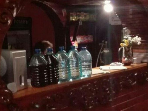 В мариупольском кафе изъяли более 20 литров суррогата (ФОТО)