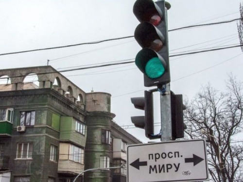 Светофоры Мариуполя заменят на «умные»: первый уже появился в центре города (ФОТО)