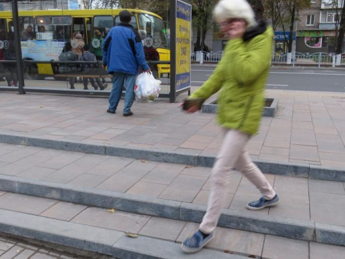 В центре Мариуполя гранит сползает с новых ступеней остановки (ФОТОФАКТ)