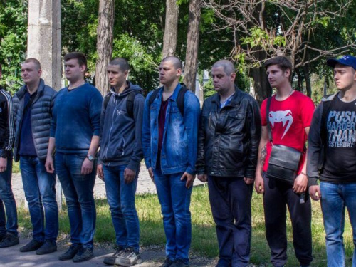 Восемь мариупольцев пополнят ряды ВСУ (ФОТО)