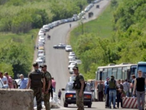 На КПВВ Донбасса в очередях «застряли» почти 800 автомобилей