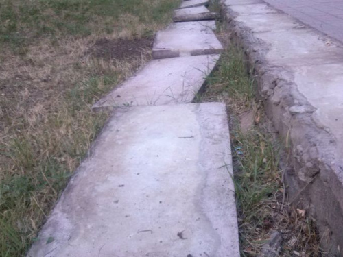 У роддома в Мариуполе неизвестные скинули в траву декоративные плиты (ФОТОФАКТ)