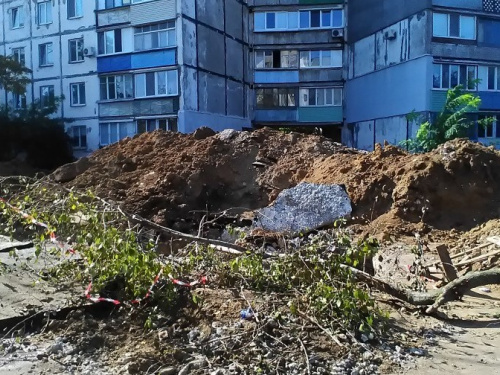 Глубокая траншея на ул. Киевской в Мариуполе не ограждена – к краю подходят дети (ФОТОФАКТ)