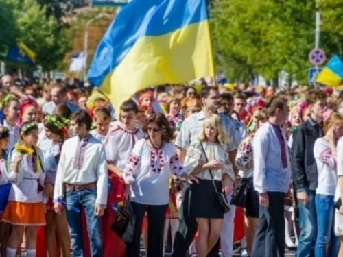 Мариупольцы в национальной одежде пройдут парадом через центр города