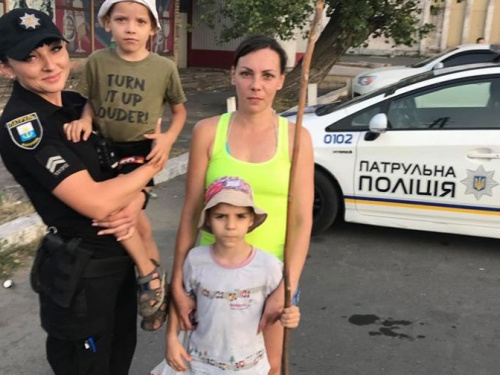 С «копьем от драконов» и без взрослых: в Мариуполе дети ушли купаться на море (ФОТО+ВИДЕО)