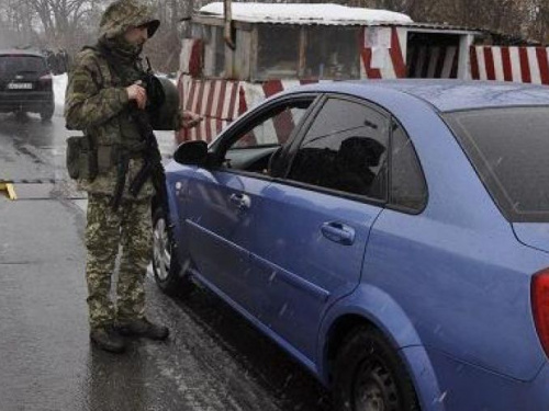 На КПВВ Донбасса увеличился поток людей и машин. Пограничники пресекли взяточничество