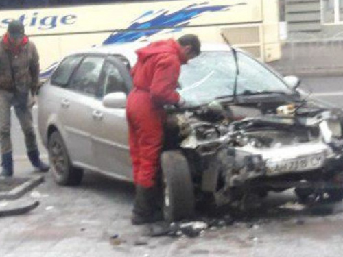 Лобовое столкновение: в Мариуполе такси протаранило рейсовый автобус (ФОТО)
