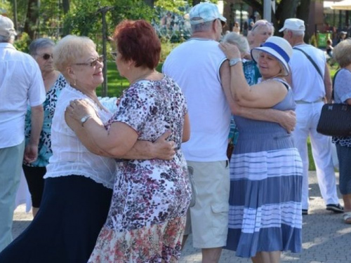 В Мариуполе для пенсионеров проходят танцевальные вечера (ФОТО)