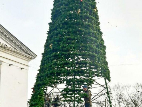 В Мариуполе главная елка почти готова к праздникам (ФОТОФАКТ)