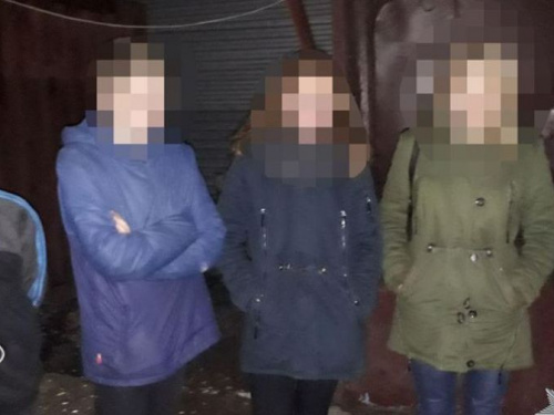 В Мариуполе подростки стащили из киоска сигареты и деньги (ФОТО)