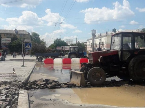 Площадь Победы в Мариуполе залита водой – движение перекрыто (ФОТОФАКТ)