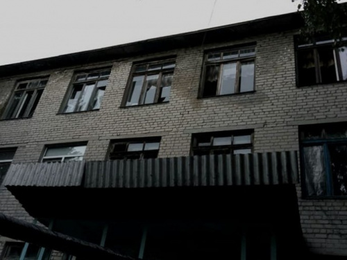 Обстрелянный техникум в Красногоровке просит помочь со строительными материалами (ФОТО)