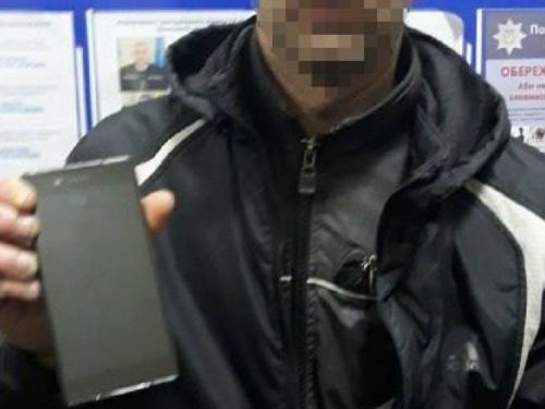 В Мариуполе бросок телефона в снег привел к погоне с захватом (ФОТО) 