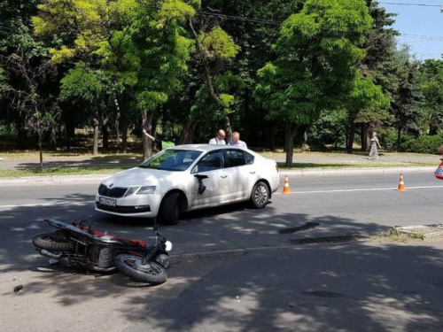 В Мариуполе мотоцикл столкнулся с автомобилем: пострадавший в больнице (ФОТО)
