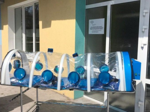 Больных COVID-19 в Мариуполе будут транспортировать в специальных биобоксах (ФОТО)