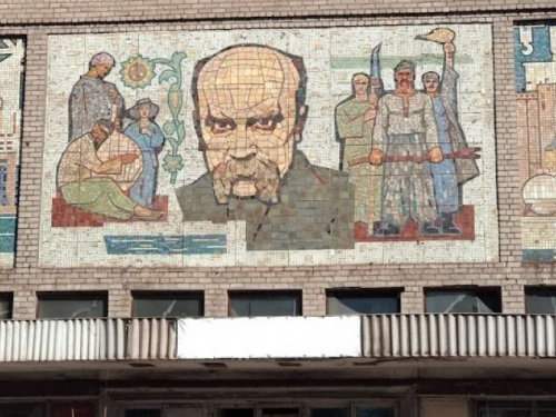 Мариупольцы хотят восстановить кинотеатр с большим мозаичным полотном
