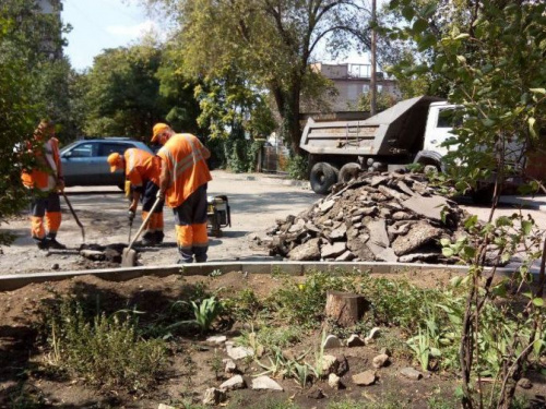 В центре Мариуполя кипят работы над «островком уюта» (ФОТО)