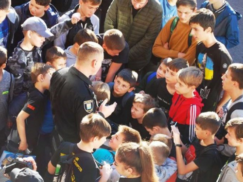 Добро пожаловать в полицию. Юные мариупольцы прошли тест на трезвость и покатались на 