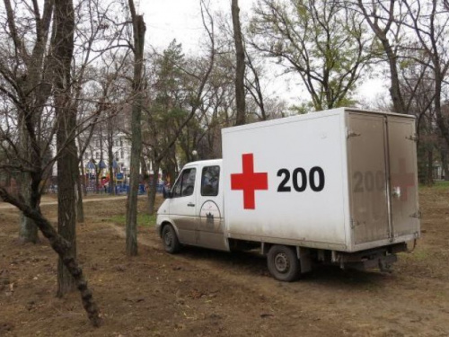 В Мариуполе эксгумируют солдат, захороненных под новой детской площадкой у театра (ФОТО)