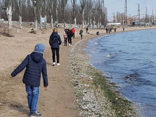 Карантин на побережье: мариупольцы массово отдыхают на пляже (ФОТОФАКТ)