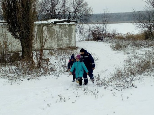  На Донетчине два ребенка провалились под лед водохранилища (ФОТО)