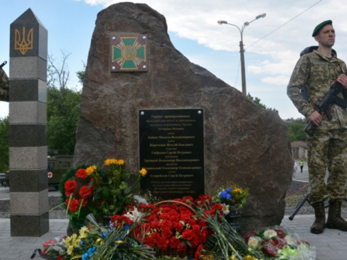  На месте гибели пограничников в Мариуполе появился памятный знак (ФОТО)
