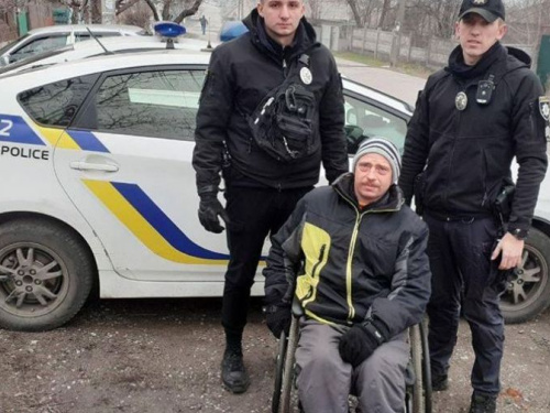 Патрульные нашли вора, помогая мариупольцу с инвалидностью (ФОТО)