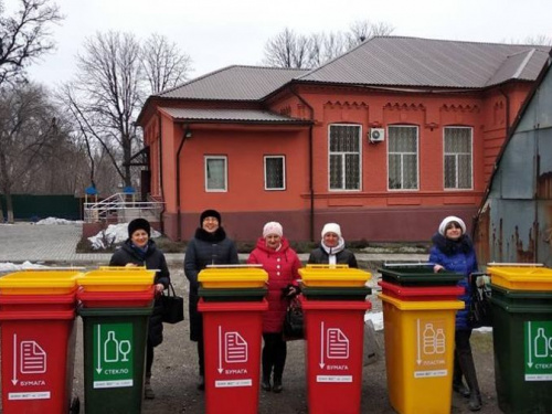 В Мариуполе устанавливают баки для раздельного сбора мусора (ФОТО)