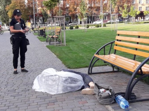 Возле сгоревшего горсовета в Мариуполе умерла женщина (ФОТО)