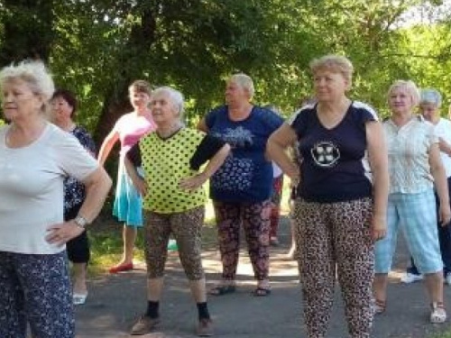Мариупольские пенсионеры занимаются спортом на свежем воздухе (ФОТО)