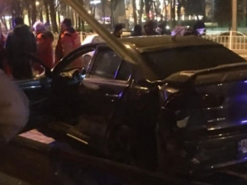 Врезавшийся в остановку в Мариуполе водитель ездил без прав
