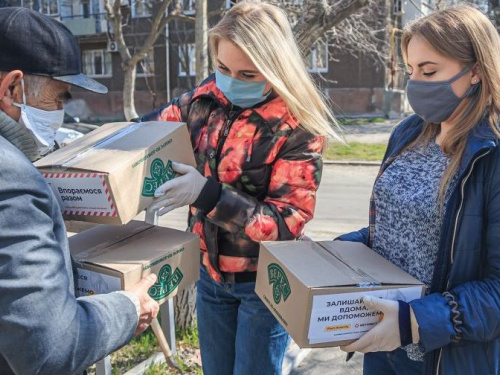 Одиноким ветеранам-металлургам доставят продуктовые наборы (ФОТО)