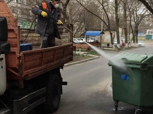 В Мариуполе ежедневно обрабатывают дезрастворами мусорные контейнеры (ФОТО)