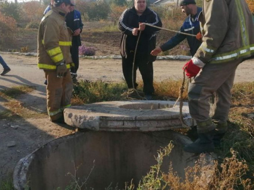 В Мариуполе из глубокого колодца достали мужчину без сознания (ФОТО)