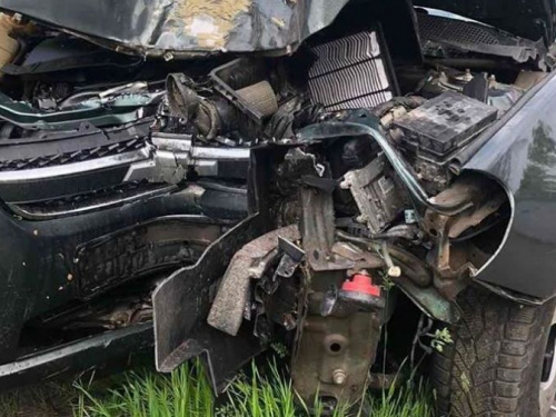 В Мариуполе автомобиль на скорости врезался в дерево, четверо человек госпитализированы (ФОТО)