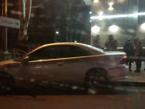 В центре Мариуполя автомобиль сбил  людей на остановке (ФОТОФАКТ)